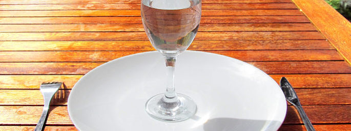 687px-Fasting_4-Fasting-a-glass-of-water-on-an-empty-plate