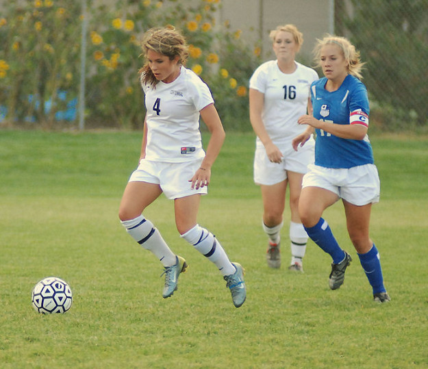 696px-Girls_playing_Soccer