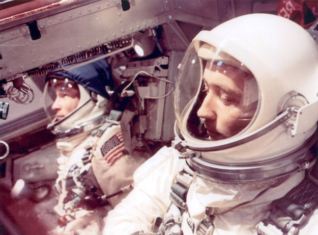 800px-Astronauts_White_and_McDivitt_Inside_Gemini_IV_Spacecraft_-_GPN-2002-000031