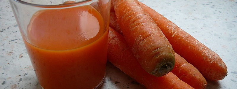 800px-GlassOfJuice_and_carrots