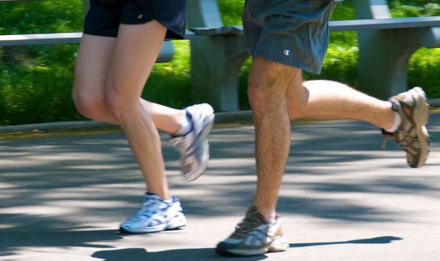 800px-Jogging_couple_-_legs