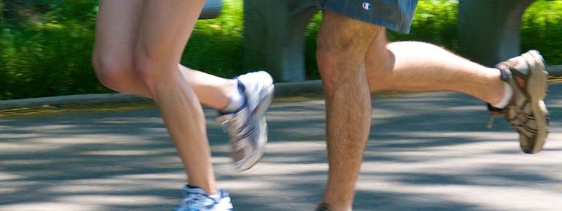 800px-Jogging_couple_-_legs