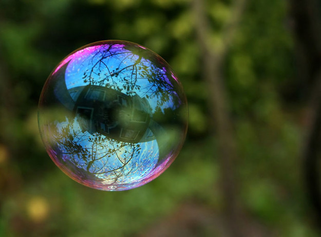800px-Reflection_in_a_soap_bubble_edit